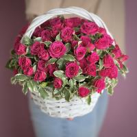 Малиновые кустовые розы в корзине XS